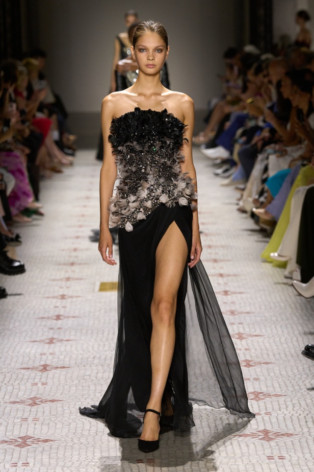 مجموعة إيلي صعب تأخذنا في رحلة عبر حديقة خيالية تتشابك فيها القوّة مع الرومانسية