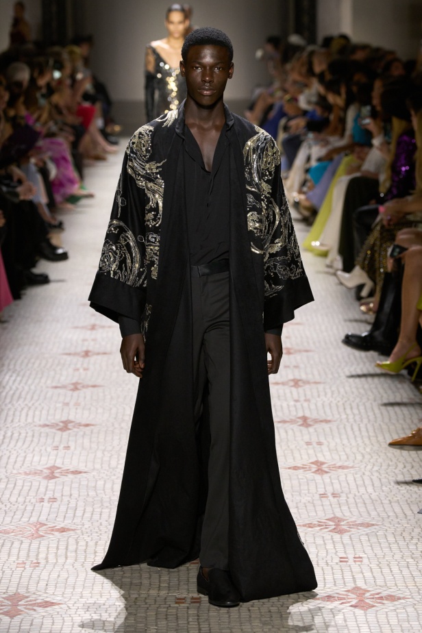 مجموعة إيلي صعب تأخذنا في رحلة عبر حديقة خيالية تتشابك فيها القوّة مع الرومانسية