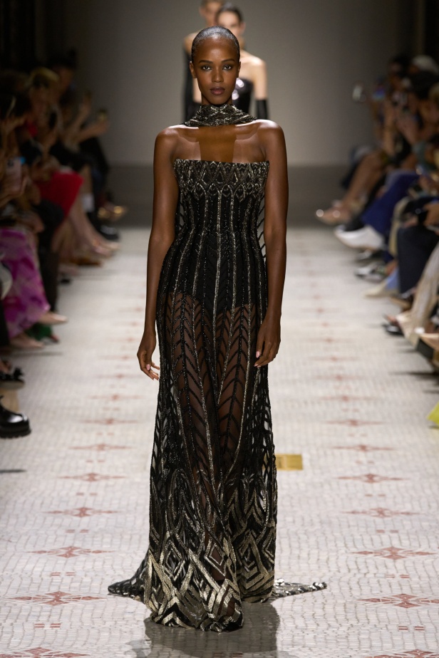 مجموعة إيلي صعب تأخذنا في رحلة عبر حديقة خيالية تتشابك فيها القوّة مع الرومانسية