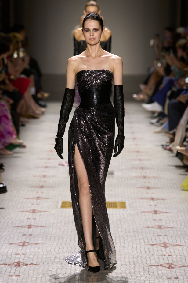 مجموعة إيلي صعب تأخذنا في رحلة عبر حديقة خيالية تتشابك فيها القوّة مع الرومانسية