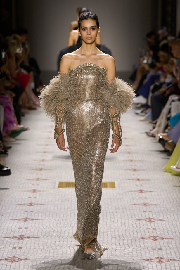 مجموعة إيلي صعب تأخذنا في رحلة عبر حديقة خيالية تتشابك فيها القوّة مع الرومانسية