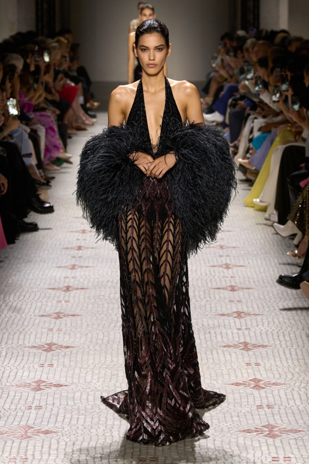 مجموعة إيلي صعب تأخذنا في رحلة عبر حديقة خيالية تتشابك فيها القوّة مع الرومانسية