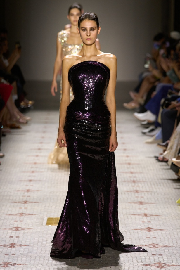 مجموعة إيلي صعب تأخذنا في رحلة عبر حديقة خيالية تتشابك فيها القوّة مع الرومانسية