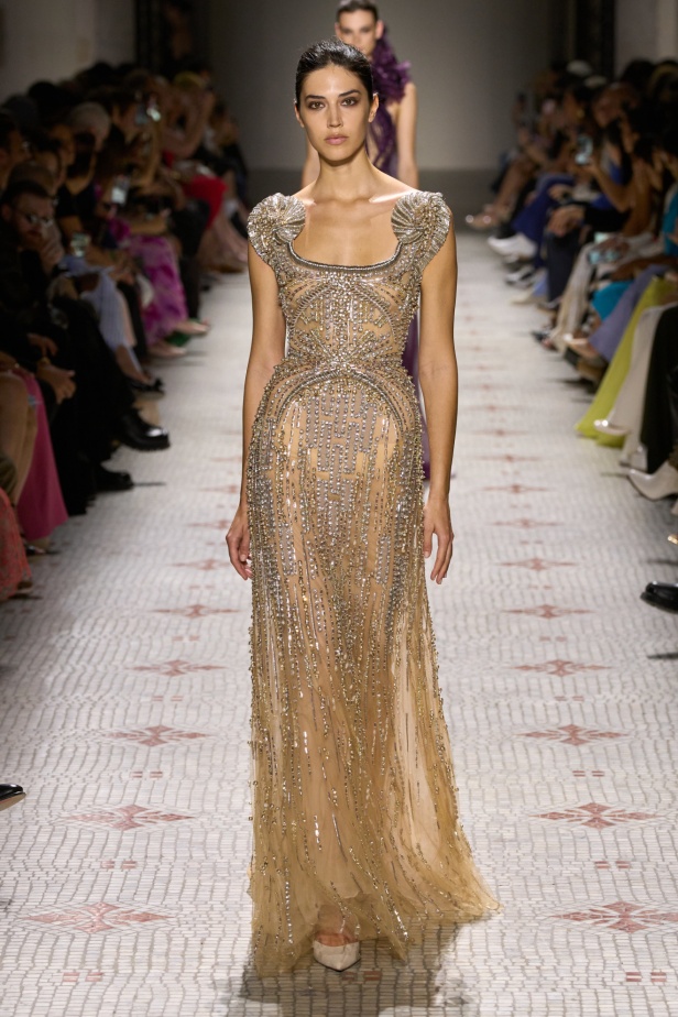 مجموعة إيلي صعب تأخذنا في رحلة عبر حديقة خيالية تتشابك فيها القوّة مع الرومانسية