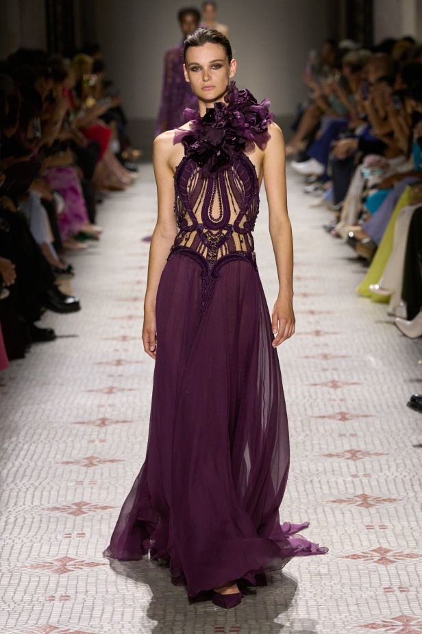 مجموعة إيلي صعب تأخذنا في رحلة عبر حديقة خيالية تتشابك فيها القوّة مع الرومانسية