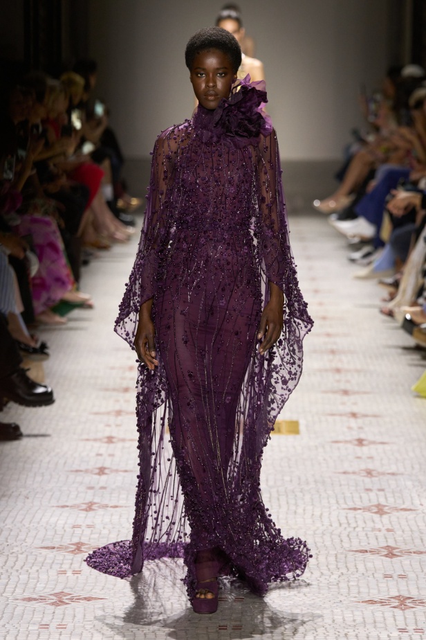 مجموعة إيلي صعب تأخذنا في رحلة عبر حديقة خيالية تتشابك فيها القوّة مع الرومانسية