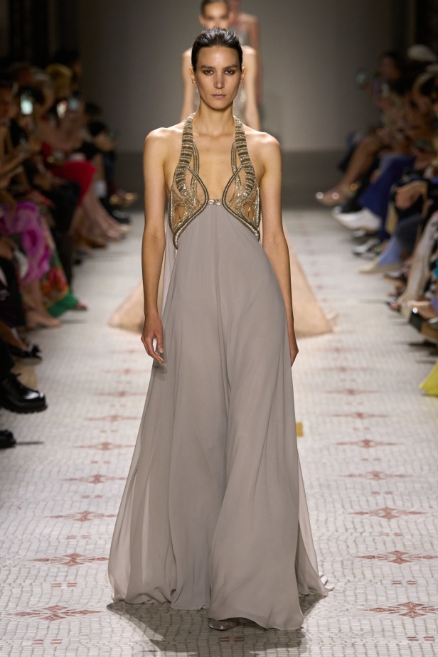 مجموعة إيلي صعب تأخذنا في رحلة عبر حديقة خيالية تتشابك فيها القوّة مع الرومانسية