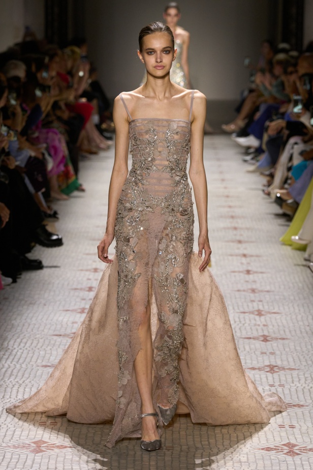 مجموعة إيلي صعب تأخذنا في رحلة عبر حديقة خيالية تتشابك فيها القوّة مع الرومانسية