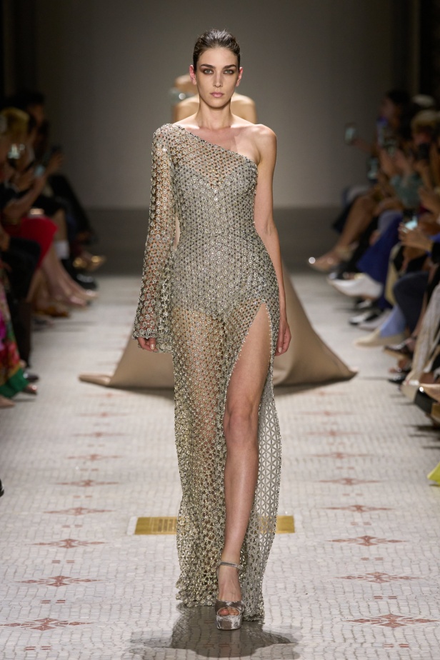 مجموعة إيلي صعب تأخذنا في رحلة عبر حديقة خيالية تتشابك فيها القوّة مع الرومانسية