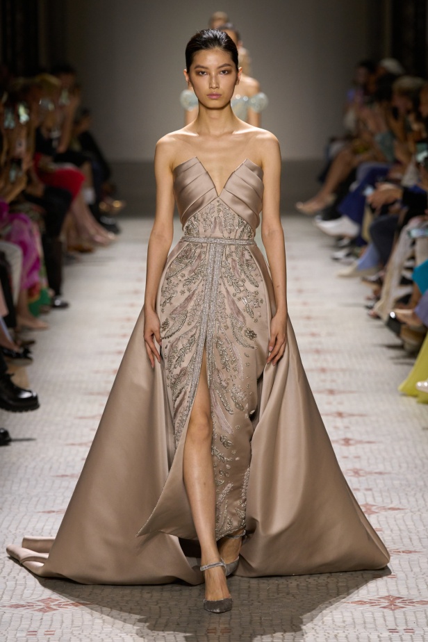 مجموعة إيلي صعب تأخذنا في رحلة عبر حديقة خيالية تتشابك فيها القوّة مع الرومانسية