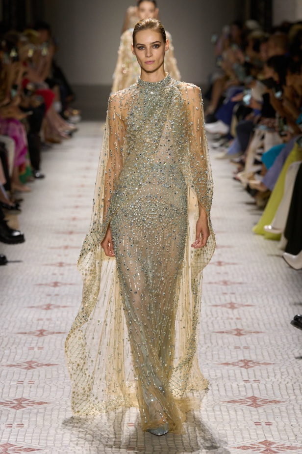 مجموعة إيلي صعب تأخذنا في رحلة عبر حديقة خيالية تتشابك فيها القوّة مع الرومانسية