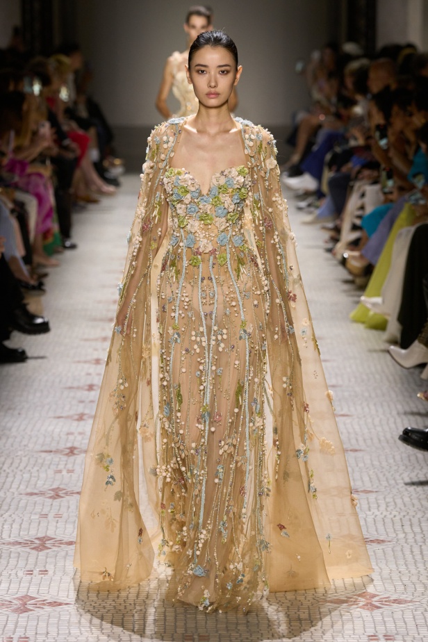 مجموعة إيلي صعب تأخذنا في رحلة عبر حديقة خيالية تتشابك فيها القوّة مع الرومانسية