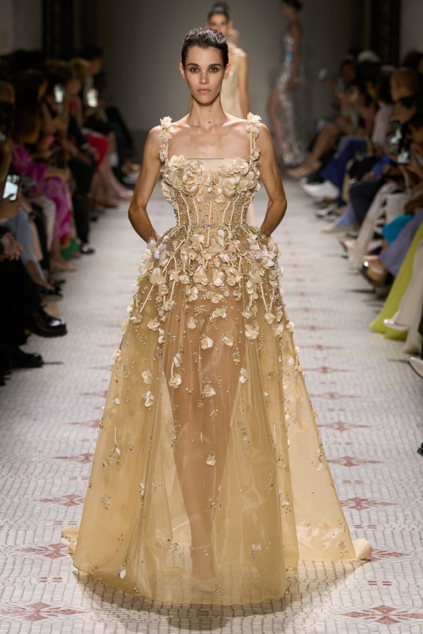 مجموعة إيلي صعب تأخذنا في رحلة عبر حديقة خيالية تتشابك فيها القوّة مع الرومانسية