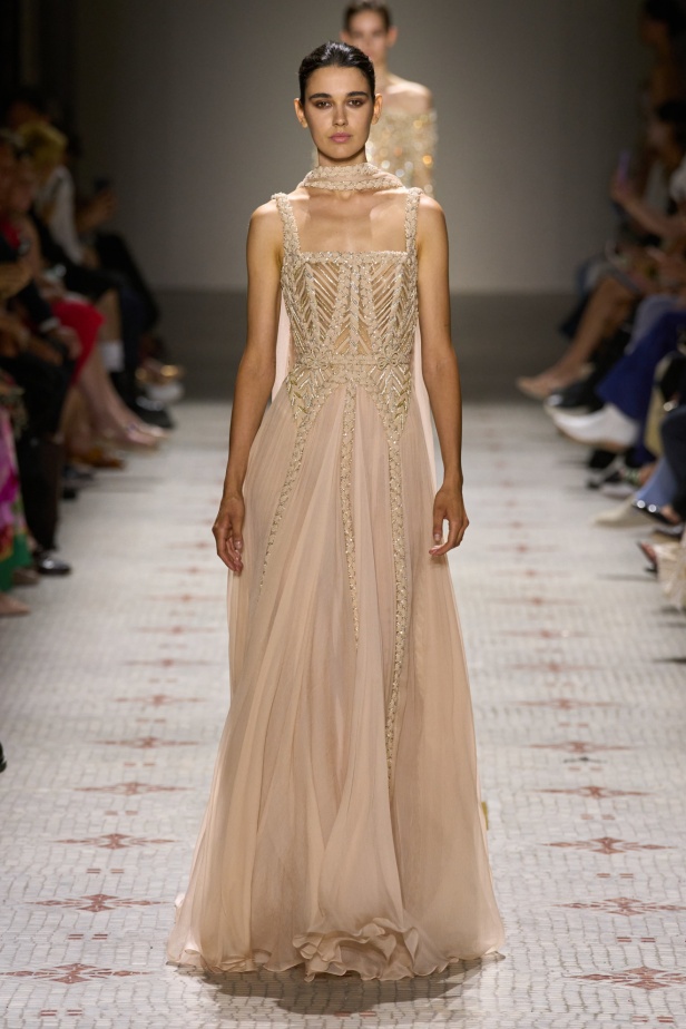 مجموعة إيلي صعب تأخذنا في رحلة عبر حديقة خيالية تتشابك فيها القوّة مع الرومانسية