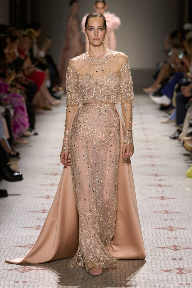 مجموعة إيلي صعب تأخذنا في رحلة عبر حديقة خيالية تتشابك فيها القوّة مع الرومانسية