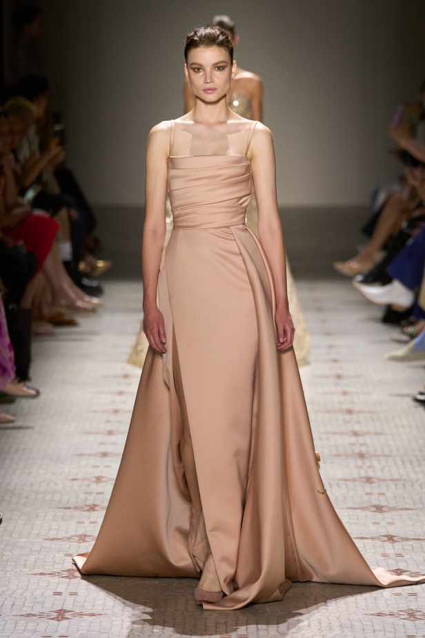 مجموعة إيلي صعب تأخذنا في رحلة عبر حديقة خيالية تتشابك فيها القوّة مع الرومانسية