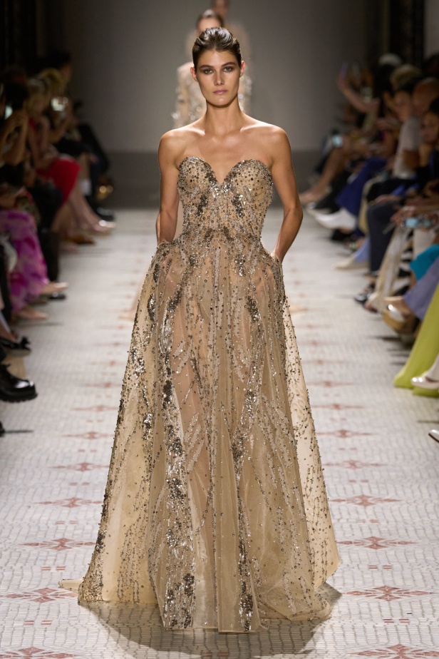 مجموعة إيلي صعب تأخذنا في رحلة عبر حديقة خيالية تتشابك فيها القوّة مع الرومانسية