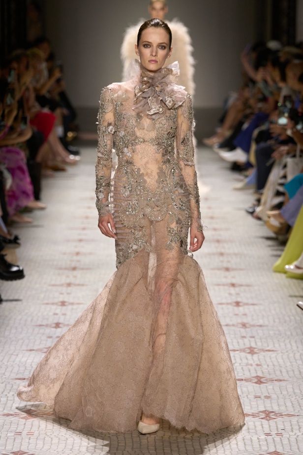 مجموعة إيلي صعب تأخذنا في رحلة عبر حديقة خيالية تتشابك فيها القوّة مع الرومانسية