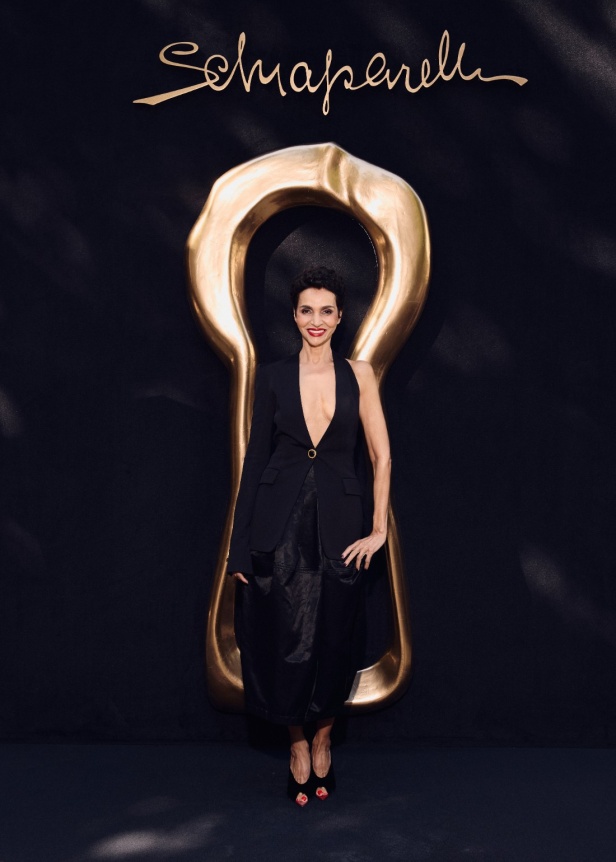 مجموعة Schiaparelli للأزياء الراقية لخريف وشتاء 2025... تكريم لموهبة "إلسا" الفريدة في التجدد