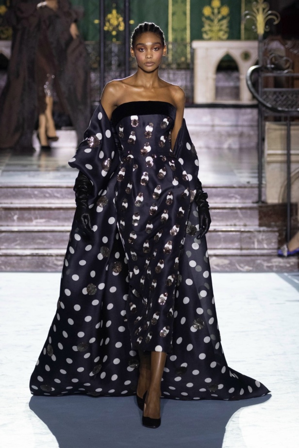 ﻣﺠﻤﻮﻋﺔ ﺟﻮرج ﺷﻘﺮا لخريف وﺷﺘﺎء 2024-2025... دراﻣﺎ ﻣﻘﻨﻌﺔ وأﻧﺎﻗﺔ راﻗﻴﺔ تلتقط ﺟﻮﻫﺮ دار اﻷوﺑﺮا اﻟﺘﺎرﻳﺨﻴﺔ ﻓﻲ Verona