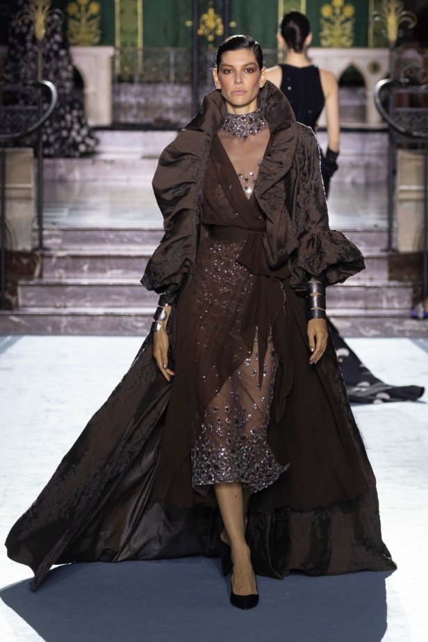 ﻣﺠﻤﻮﻋﺔ ﺟﻮرج ﺷﻘﺮا لخريف وﺷﺘﺎء 2024-2025... دراﻣﺎ ﻣﻘﻨﻌﺔ وأﻧﺎﻗﺔ راﻗﻴﺔ تلتقط ﺟﻮﻫﺮ دار اﻷوﺑﺮا اﻟﺘﺎرﻳﺨﻴﺔ ﻓﻲ Verona