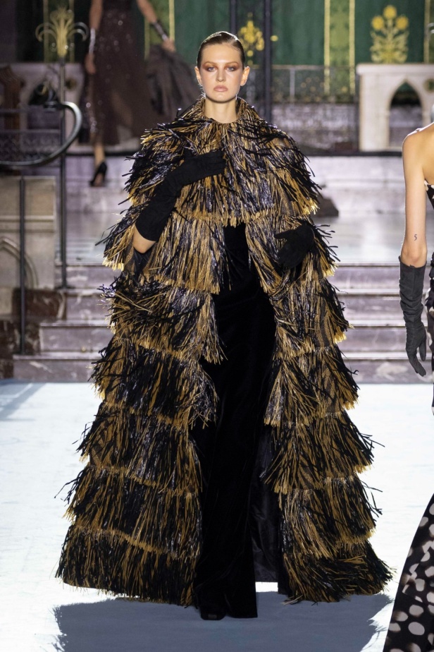 ﻣﺠﻤﻮﻋﺔ ﺟﻮرج ﺷﻘﺮا لخريف وﺷﺘﺎء 2024-2025... دراﻣﺎ ﻣﻘﻨﻌﺔ وأﻧﺎﻗﺔ راﻗﻴﺔ تلتقط ﺟﻮﻫﺮ دار اﻷوﺑﺮا اﻟﺘﺎرﻳﺨﻴﺔ ﻓﻲ Verona