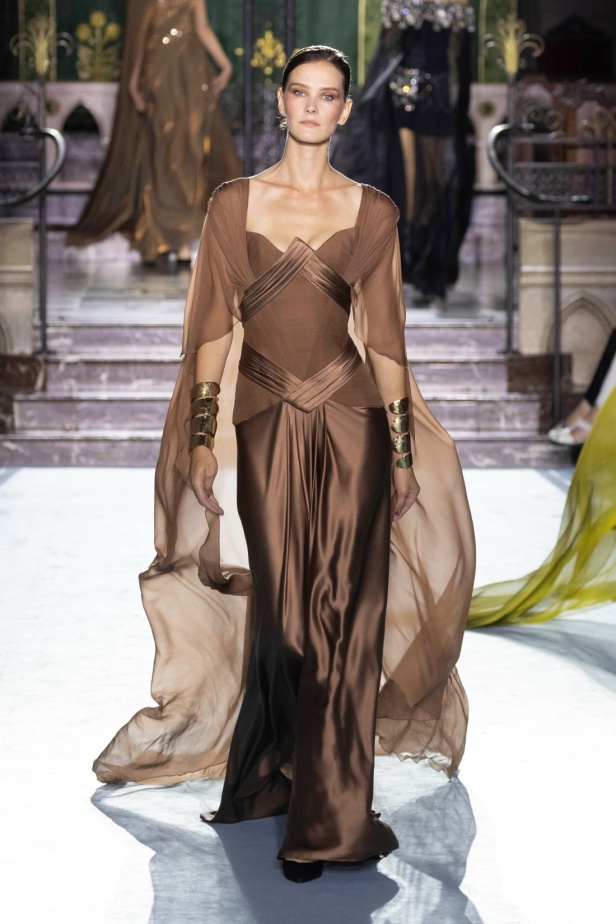 ﻣﺠﻤﻮﻋﺔ ﺟﻮرج ﺷﻘﺮا لخريف وﺷﺘﺎء 2024-2025... دراﻣﺎ ﻣﻘﻨﻌﺔ وأﻧﺎﻗﺔ راﻗﻴﺔ تلتقط ﺟﻮﻫﺮ دار اﻷوﺑﺮا اﻟﺘﺎرﻳﺨﻴﺔ ﻓﻲ Verona