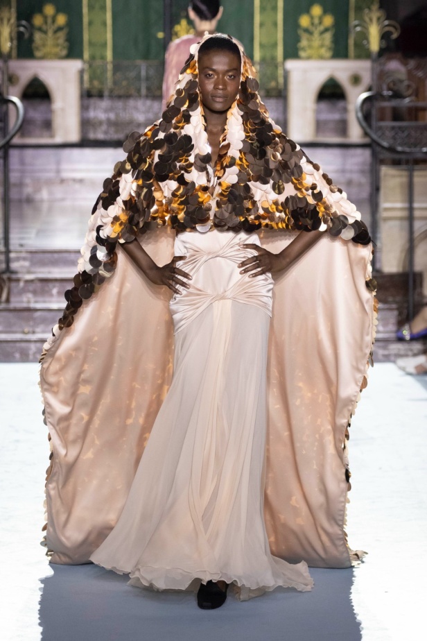 ﻣﺠﻤﻮﻋﺔ ﺟﻮرج ﺷﻘﺮا لخريف وﺷﺘﺎء 2024-2025... دراﻣﺎ ﻣﻘﻨﻌﺔ وأﻧﺎﻗﺔ راﻗﻴﺔ تلتقط ﺟﻮﻫﺮ دار اﻷوﺑﺮا اﻟﺘﺎرﻳﺨﻴﺔ ﻓﻲ Verona