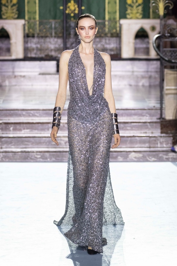 ﻣﺠﻤﻮﻋﺔ ﺟﻮرج ﺷﻘﺮا لخريف وﺷﺘﺎء 2024-2025... دراﻣﺎ ﻣﻘﻨﻌﺔ وأﻧﺎﻗﺔ راﻗﻴﺔ تلتقط ﺟﻮﻫﺮ دار اﻷوﺑﺮا اﻟﺘﺎرﻳﺨﻴﺔ ﻓﻲ Verona