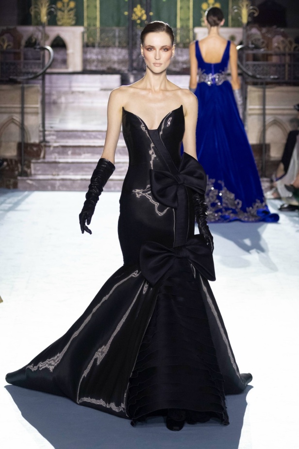 ﻣﺠﻤﻮﻋﺔ ﺟﻮرج ﺷﻘﺮا لخريف وﺷﺘﺎء 2024-2025... دراﻣﺎ ﻣﻘﻨﻌﺔ وأﻧﺎﻗﺔ راﻗﻴﺔ تلتقط ﺟﻮﻫﺮ دار اﻷوﺑﺮا اﻟﺘﺎرﻳﺨﻴﺔ ﻓﻲ Verona