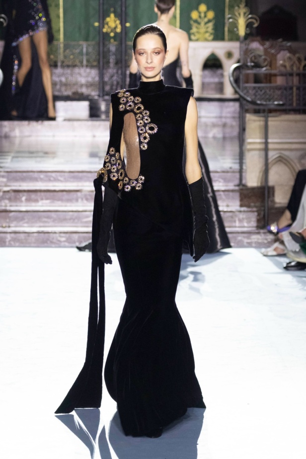 ﻣﺠﻤﻮﻋﺔ ﺟﻮرج ﺷﻘﺮا لخريف وﺷﺘﺎء 2024-2025... دراﻣﺎ ﻣﻘﻨﻌﺔ وأﻧﺎﻗﺔ راﻗﻴﺔ تلتقط ﺟﻮﻫﺮ دار اﻷوﺑﺮا اﻟﺘﺎرﻳﺨﻴﺔ ﻓﻲ Verona