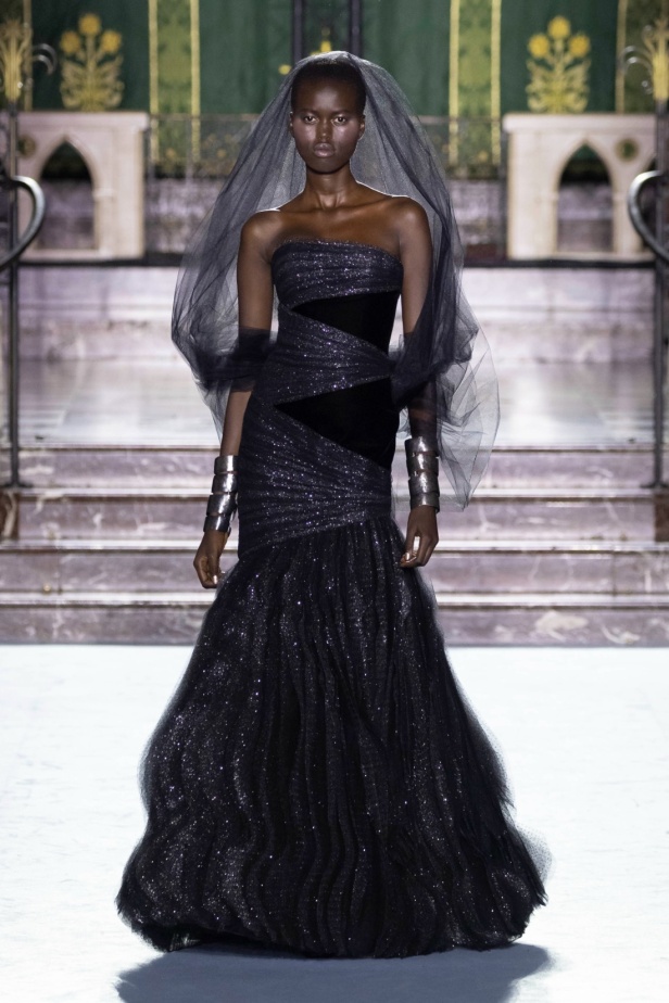 ﻣﺠﻤﻮﻋﺔ ﺟﻮرج ﺷﻘﺮا لخريف وﺷﺘﺎء 2024-2025... دراﻣﺎ ﻣﻘﻨﻌﺔ وأﻧﺎﻗﺔ راﻗﻴﺔ تلتقط ﺟﻮﻫﺮ دار اﻷوﺑﺮا اﻟﺘﺎرﻳﺨﻴﺔ ﻓﻲ Verona