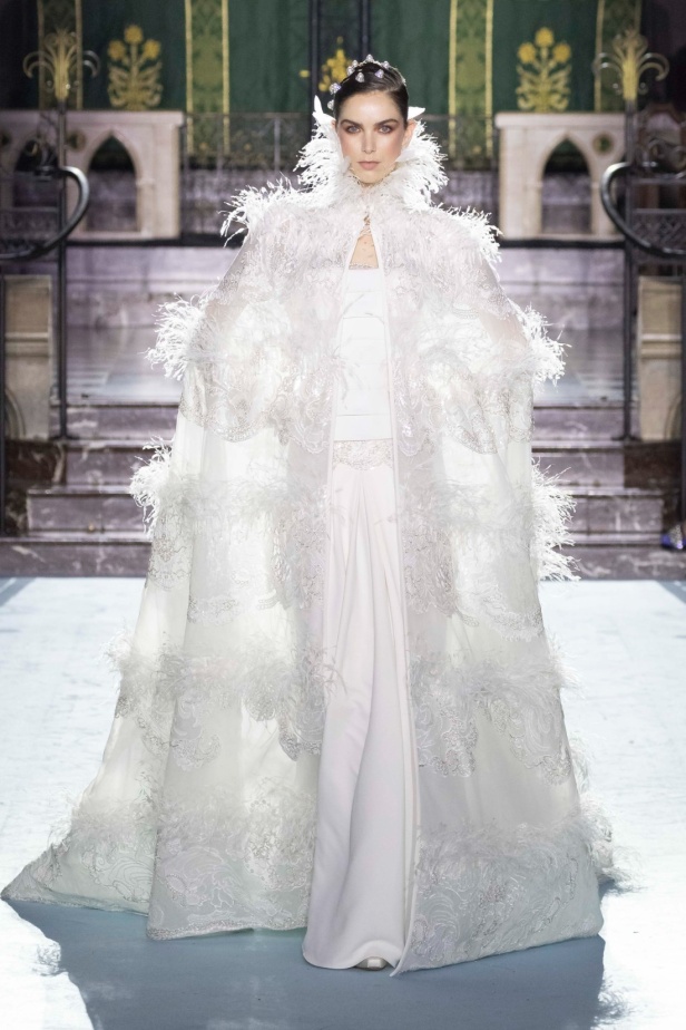 ﻣﺠﻤﻮﻋﺔ ﺟﻮرج ﺷﻘﺮا لخريف وﺷﺘﺎء 2024-2025... دراﻣﺎ ﻣﻘﻨﻌﺔ وأﻧﺎﻗﺔ راﻗﻴﺔ تلتقط ﺟﻮﻫﺮ دار اﻷوﺑﺮا اﻟﺘﺎرﻳﺨﻴﺔ ﻓﻲ Verona