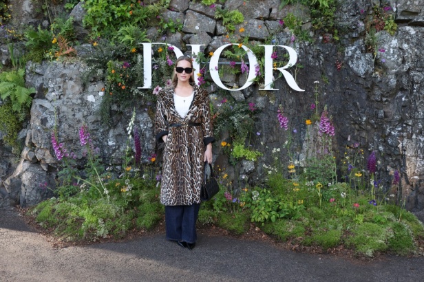 مجموعة ديور Cruise 2025 تحتفل بالروابط القوية بين الدار واسكتلندا... وماريا غراتسيا كيوري تتبّع خطوات "كريستيان ديور" حول العالم