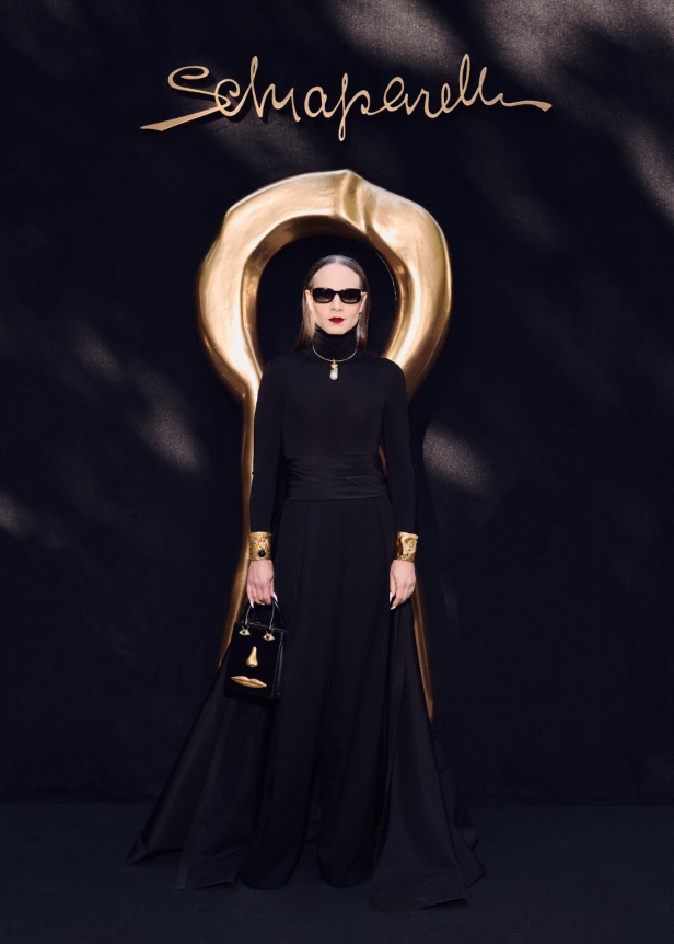 مجموعة Schiaparelli للأزياء الراقية لخريف وشتاء 2025... تكريم لموهبة "إلسا" الفريدة في التجدد