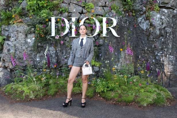 مجموعة ديور Cruise 2025 تحتفل بالروابط القوية بين الدار واسكتلندا... وماريا غراتسيا كيوري تتبّع خطوات "كريستيان ديور" حول العالم