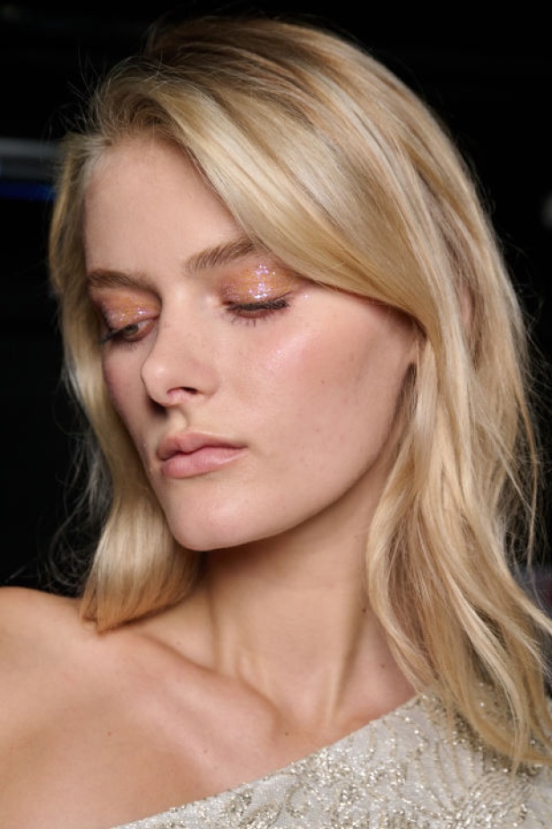 اطلالات جمالية لمجموعة Alexis Mabille للهوت كوتور لموسم خريف 2024