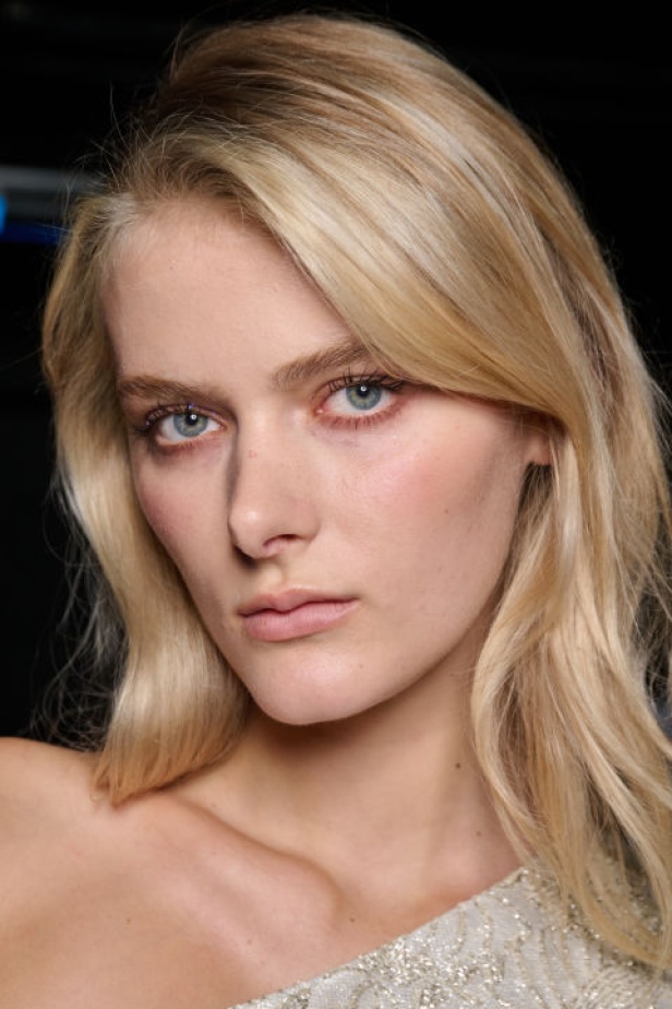 اطلالات جمالية لمجموعة Alexis Mabille للهوت كوتور لموسم خريف 2024