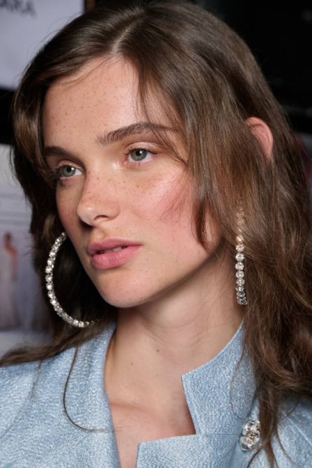 اطلالات جمالية لمجموعة Alexis Mabille للهوت كوتور لموسم خريف 2024