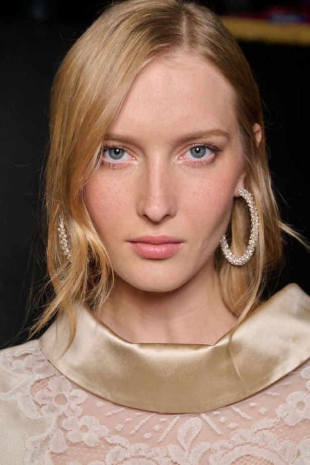 اطلالات جمالية لمجموعة Alexis Mabille للهوت كوتور لموسم خريف 2024