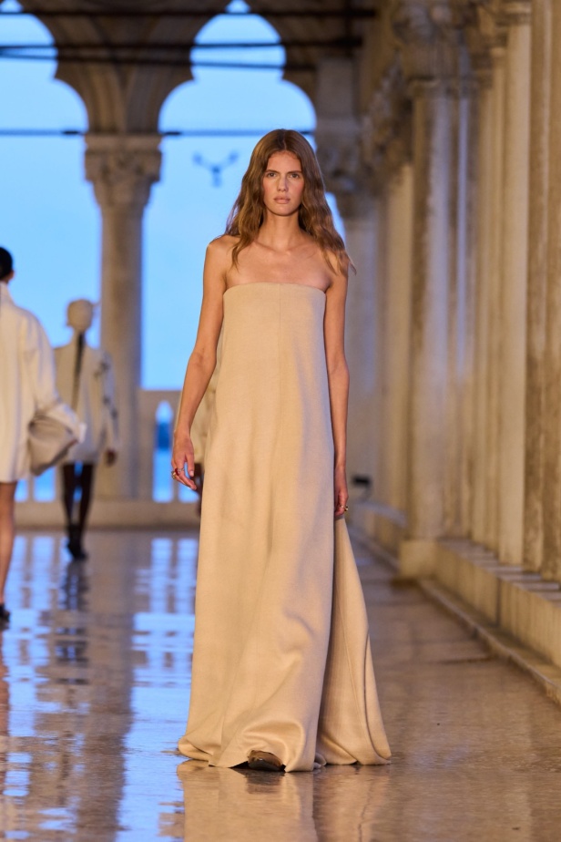 مجموعة Max Mara Resort 2025... من البندقية إلى العالم تصاميم فاخرة ومتعددة الثقافات مفعمة بالسحر