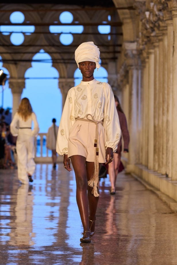 مجموعة Max Mara Resort 2025... من البندقية إلى العالم تصاميم فاخرة ومتعددة الثقافات مفعمة بالسحر