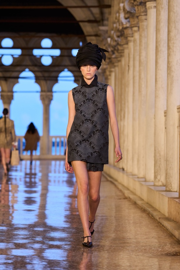 مجموعة Max Mara Resort 2025... من البندقية إلى العالم تصاميم فاخرة ومتعددة الثقافات مفعمة بالسحر