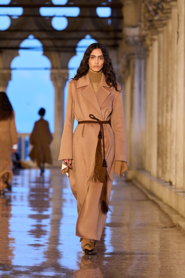 مجموعة Max Mara Resort 2025... من البندقية إلى العالم تصاميم فاخرة ومتعددة الثقافات مفعمة بالسحر