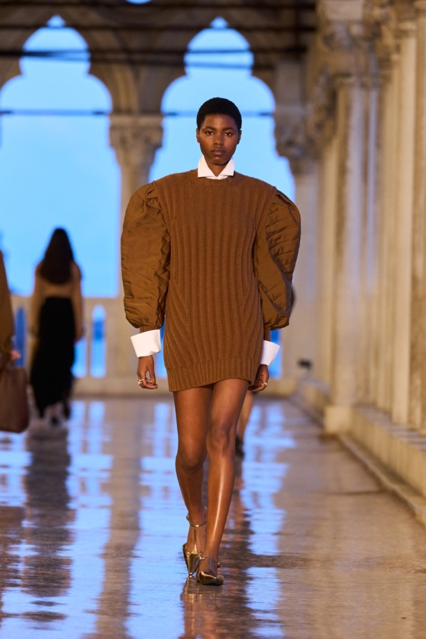 مجموعة Max Mara Resort 2025... من البندقية إلى العالم تصاميم فاخرة ومتعددة الثقافات مفعمة بالسحر