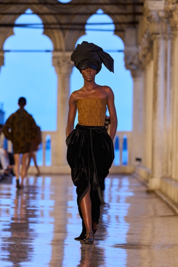 مجموعة Max Mara Resort 2025... من البندقية إلى العالم تصاميم فاخرة ومتعددة الثقافات مفعمة بالسحر