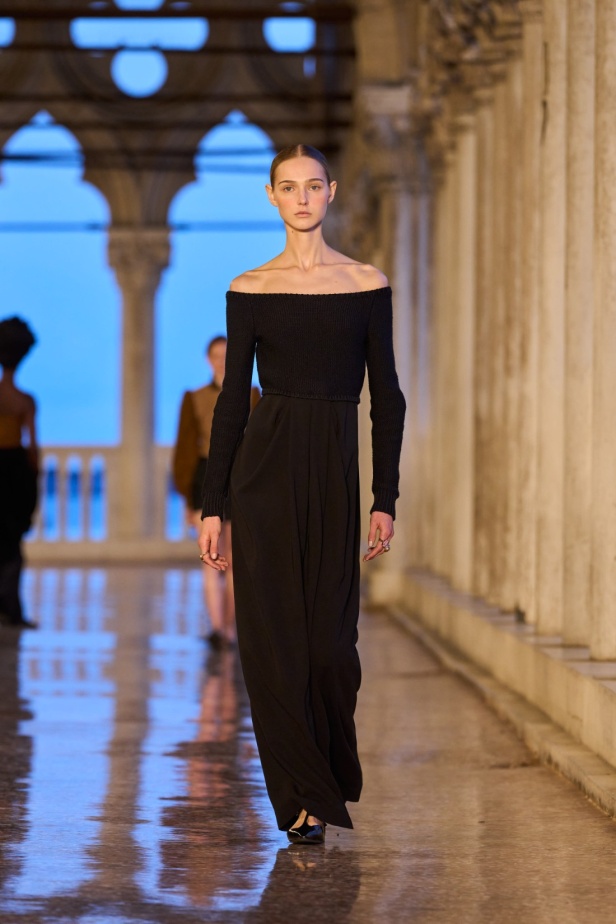 مجموعة Max Mara Resort 2025... من البندقية إلى العالم تصاميم فاخرة ومتعددة الثقافات مفعمة بالسحر