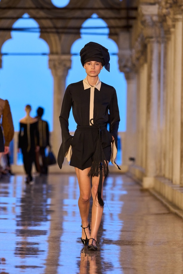 مجموعة Max Mara Resort 2025... من البندقية إلى العالم تصاميم فاخرة ومتعددة الثقافات مفعمة بالسحر