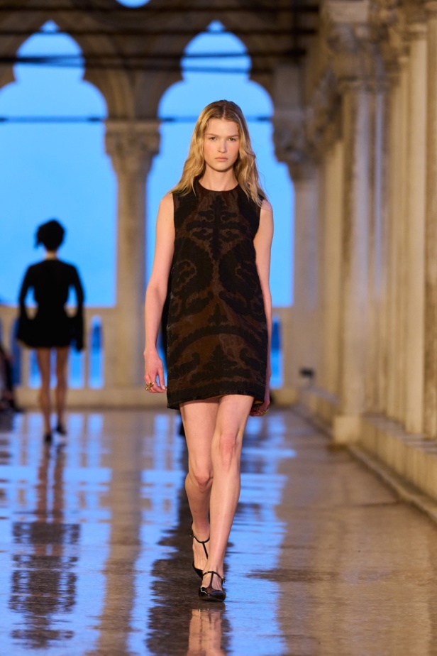 مجموعة Max Mara Resort 2025... من البندقية إلى العالم تصاميم فاخرة ومتعددة الثقافات مفعمة بالسحر