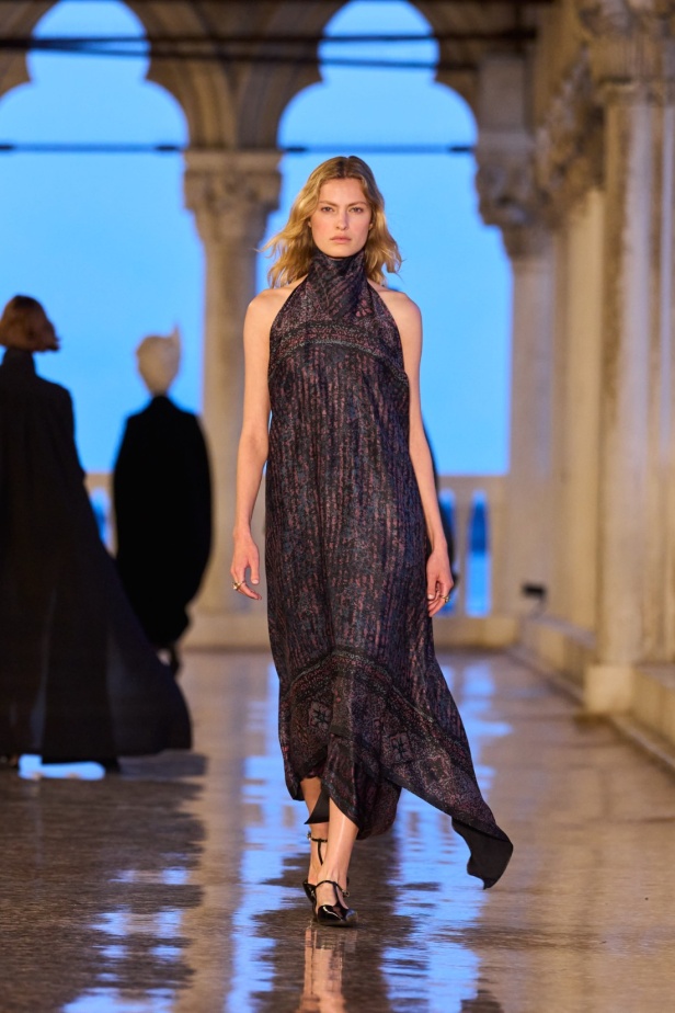 مجموعة Max Mara Resort 2025... من البندقية إلى العالم تصاميم فاخرة ومتعددة الثقافات مفعمة بالسحر